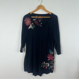 JW Los Angeles Floral Embroidered Navy Tunic Top 3/4 Sleeves V-Neck Size 1X
